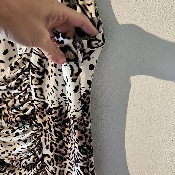 Calvin Klein Elegant Leopard Print Sheath Dress size 6 Stretch With Zip Business - Picture 4 of 6